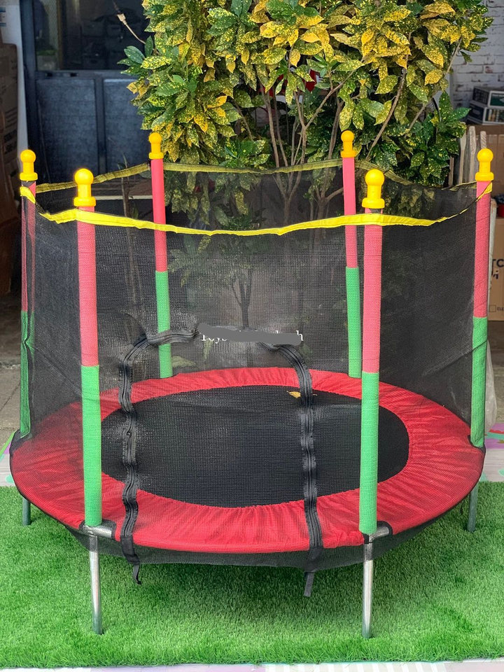 Sikker børnetrampolin med robust ramme, kantbeskyttelse og net; ideel til udendørs brug, velegnet op til 100 kg, nem at samle.