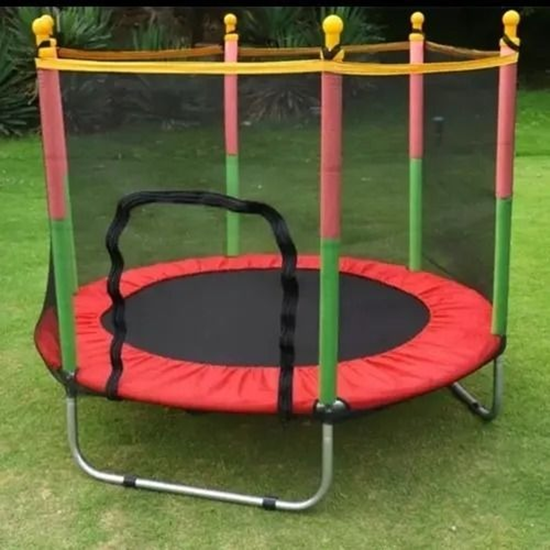 Sikker børnetrampolin med robust ramme, kantbeskyttelse og net; ideel til udendørs brug, velegnet op til 100 kg, nem at samle.