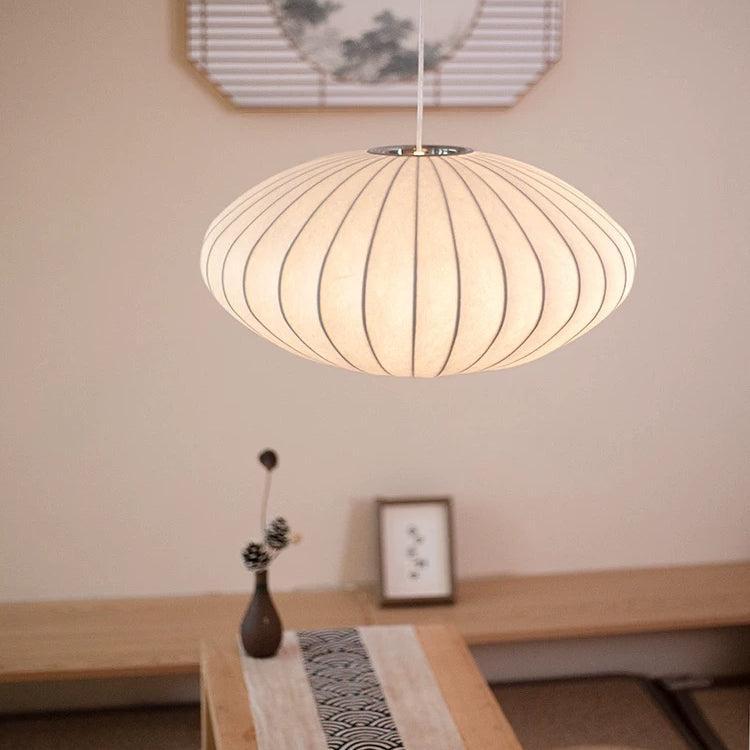 SIGRID minimalistisk loftslampe, der komplementerer moderne indretning med japansk flair i stuen.