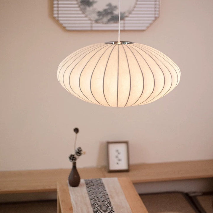 SIGRID minimalistisk loftslampe, der komplementerer moderne indretning med japansk flair i stuen.