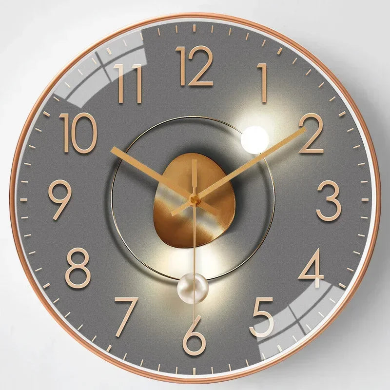 SilentTime digitalt vægur med tydelig LED-visning, perfekt til moderne boligindretning.