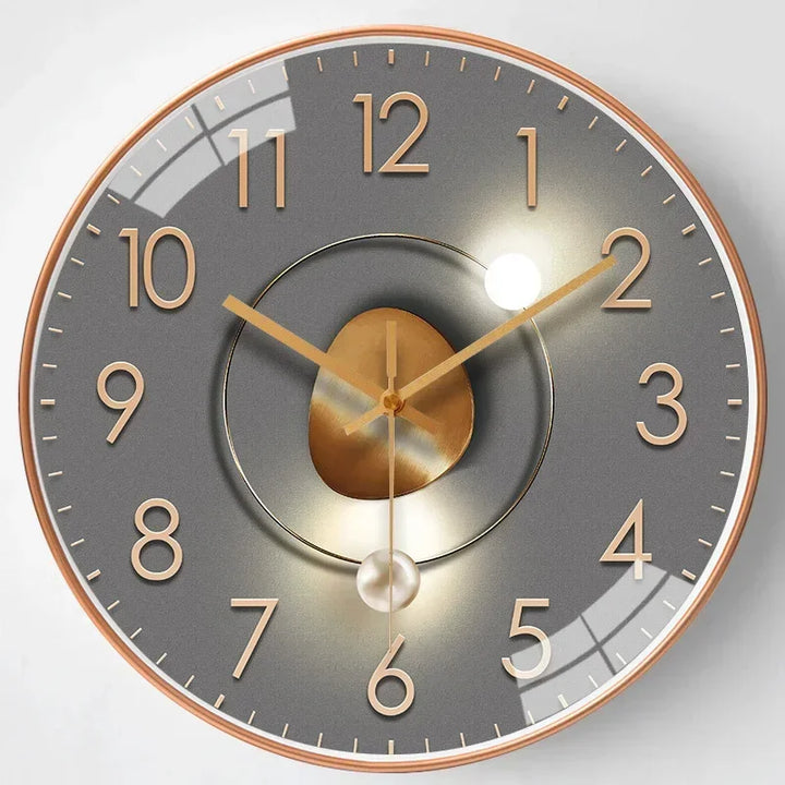 SilentTime digitalt vægur med tydelig LED-visning, perfekt til moderne boligindretning.