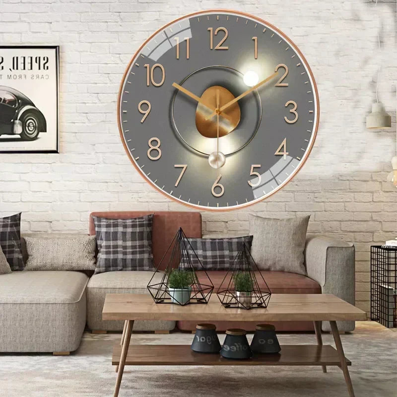 Sort SilentTime digitalt vægur på hvid væg, et moderne element i boligindretningen.