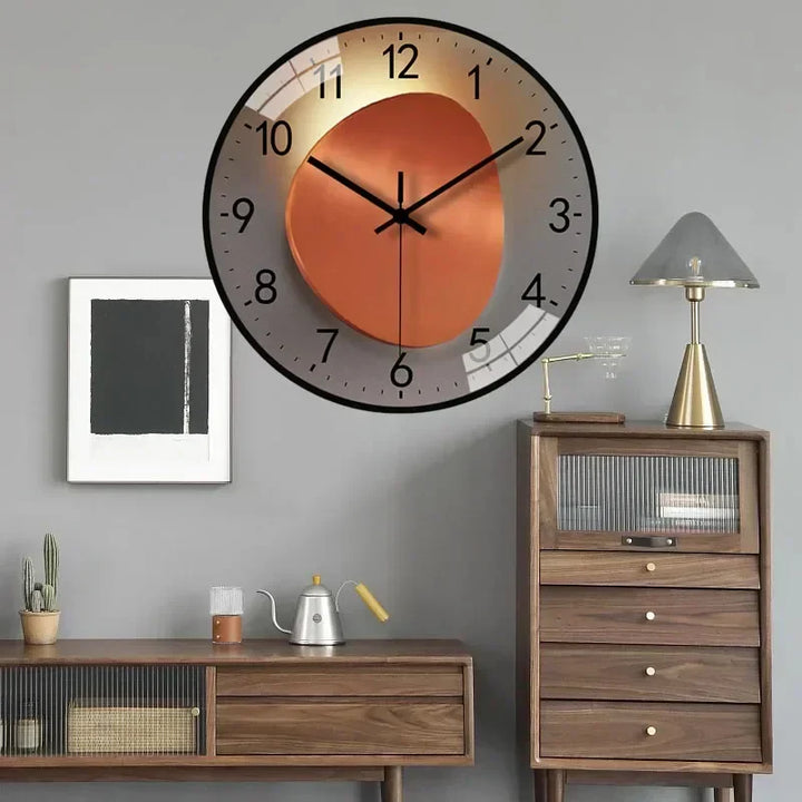 Digitalt vægur SilentTime set fra siden, fremhæver slankt og enkelt design.