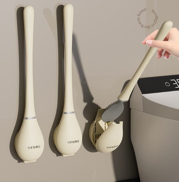 Silikone toiletbørste med vægmontering i beige, fladt børstehoved for effektiv rengøring, moderne design.
