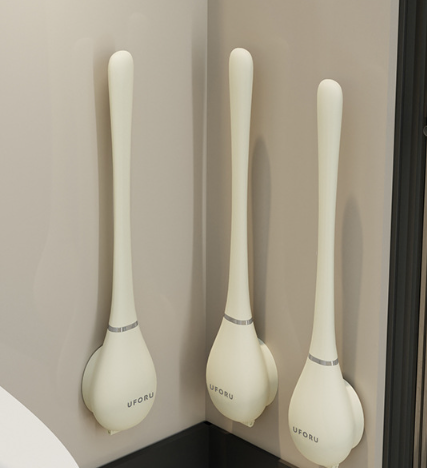 Silikone toiletbørste med vægmontering i beige, fladt børstehoved for effektiv rengøring, moderne design.