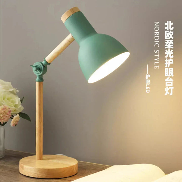Skandinavisk LED træbordlampe med øjenbeskyttelse til læsning. Minimalistisk design til natbordet.