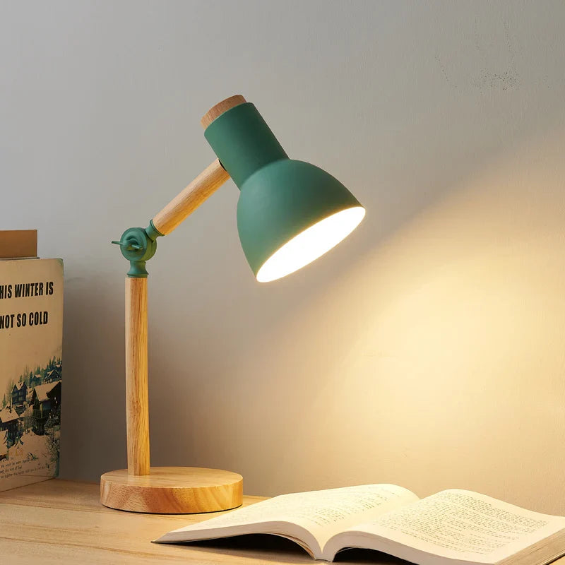 Elegant skandinavisk trælampe med LED lys. Ideel som læselampe og stilfuld boligindretning.