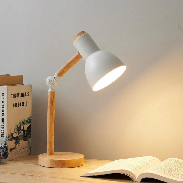 Moderne skandinavisk natbordslampe i træ med LED. Giver blødt lys til afslappende aftenlæsning.