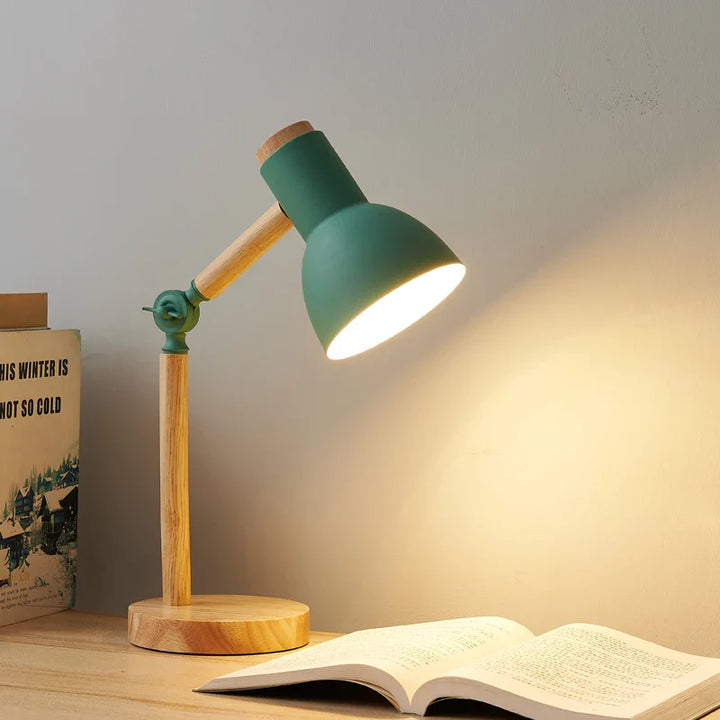 Minimalistisk træbordlampe med energibesparende LED. Behageligt, øjenvenligt lys til lange læsesessioner.