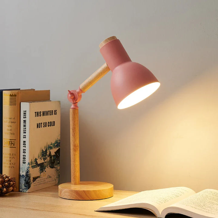 Smuk skandinavisk trælampe med LED og øjenbeskyttelse. Perfekt som læselampe på kontoret eller i stuen.