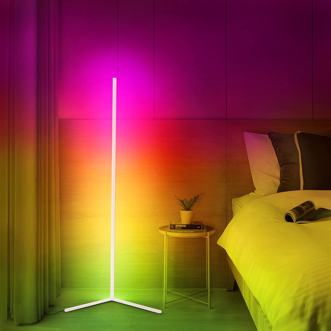 Stuebelysning: Slank LED hjørnelampe, dæmpbar med RGB lys. Moderne og funktionel.