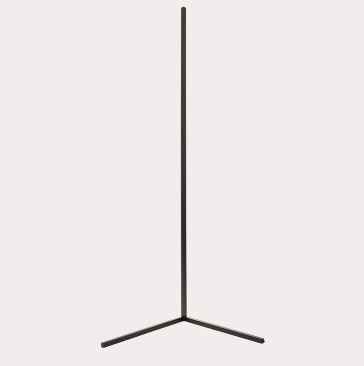 Moderne, minimalistisk LED hjørnelampe i stue. Dæmpbar belysning for hygge.
