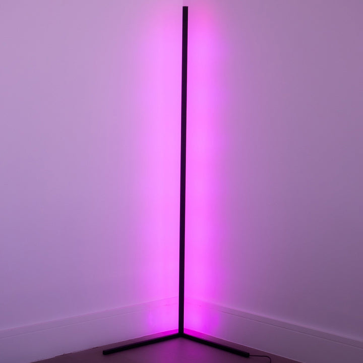 Elegant dæmpbar LED gulvlampe med RGB farver. Skaber stemning i ethvert rum.