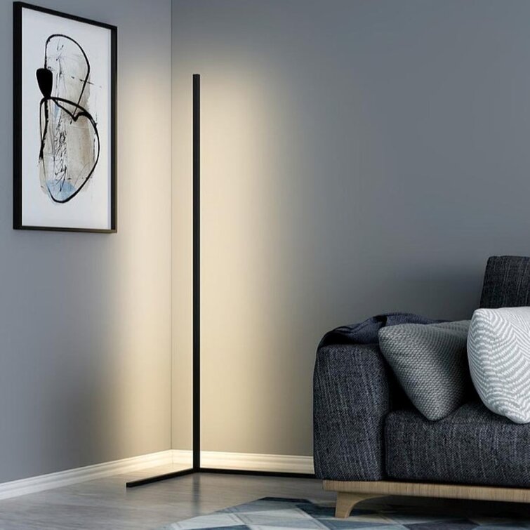 Minimalistisk LED gulvlampe. Slank dæmpbar hjørnelampe til moderne stue.