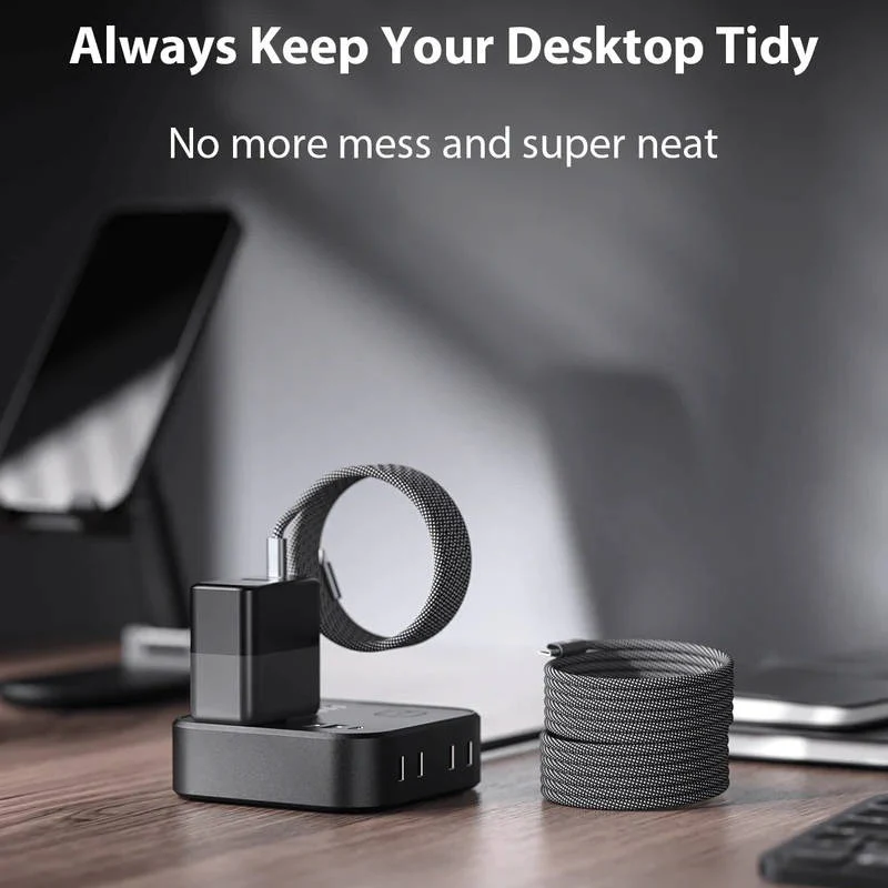 Hånd holder magnetisk USB-kabel, der oplader en smartphone uden rod. Praktisk mobil tilbehør.