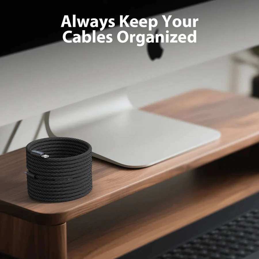 Tre magnetiske stik (Type C, Lightning, Micro USB) ved siden af smart opladerkabel. Universal gadget.
