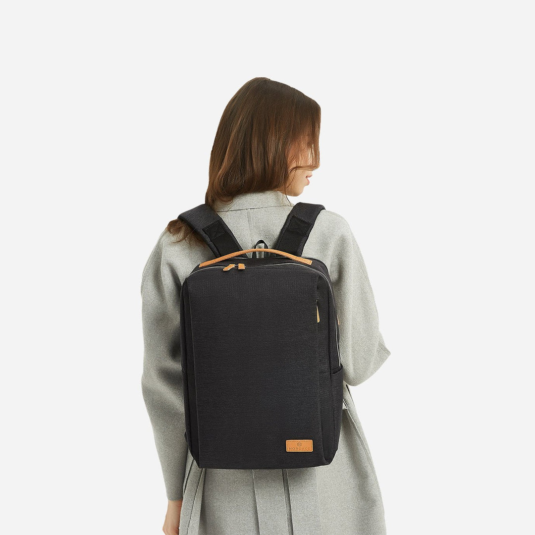 Moderne unisex taske med USB-opladning og polstret laptoprum, ideel som rejsetaske og skoletaske.