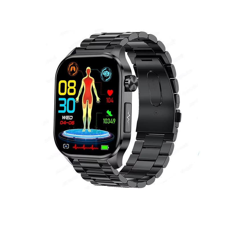 Ældre kvinde bærer senior smartwatch under gåtur. Overvåg skridt og puls, mens du nyder et aktivt liv.