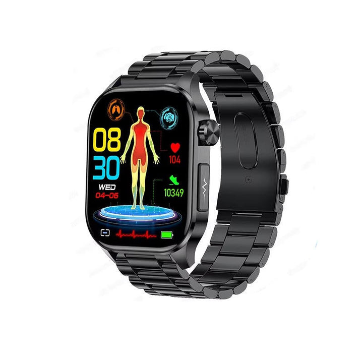 Ældre kvinde bærer senior smartwatch under gåtur. Overvåg skridt og puls, mens du nyder et aktivt liv.