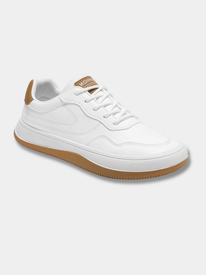 Stilrene hvide low top herresneakers med snørebånd, set fra siden for detaljer.