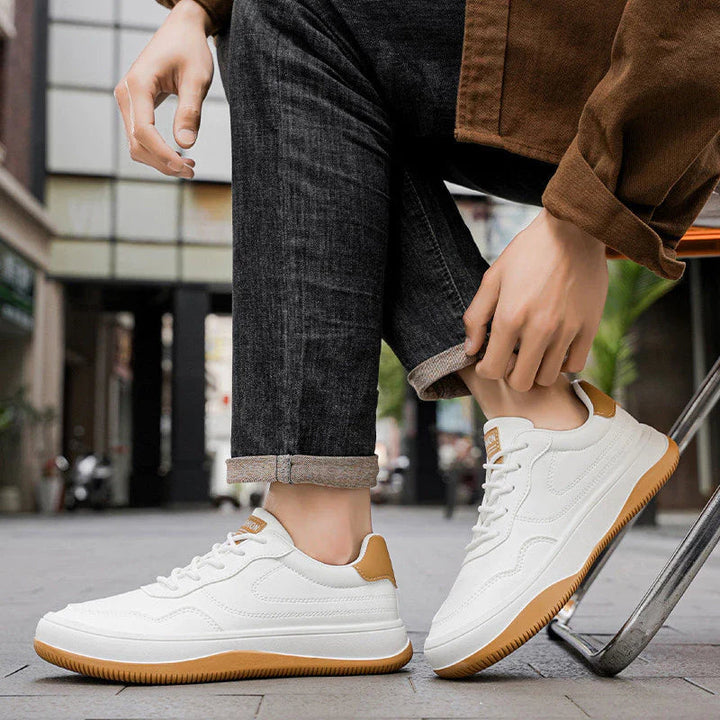 Frontbillede af komfortable low top herresneakers med snørebånd og solid sål.