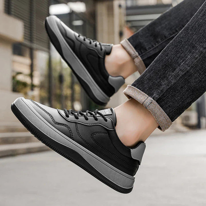 Moderne hvide low top sneakers til mænd, med snørebånd for en perfekt pasform.