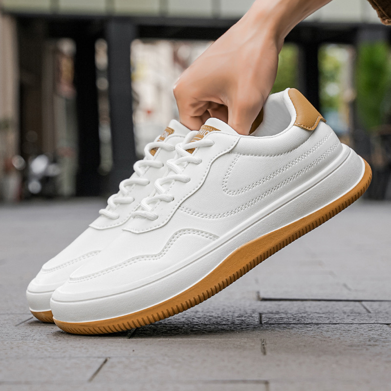 Komfortable low top sneakers til mænd med snørebånd og en robust, stødabsorberende sål.