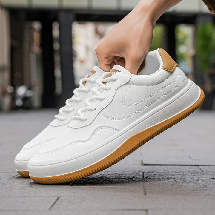 Komfortable low top sneakers til mænd med snørebånd og en robust, stødabsorberende sål.