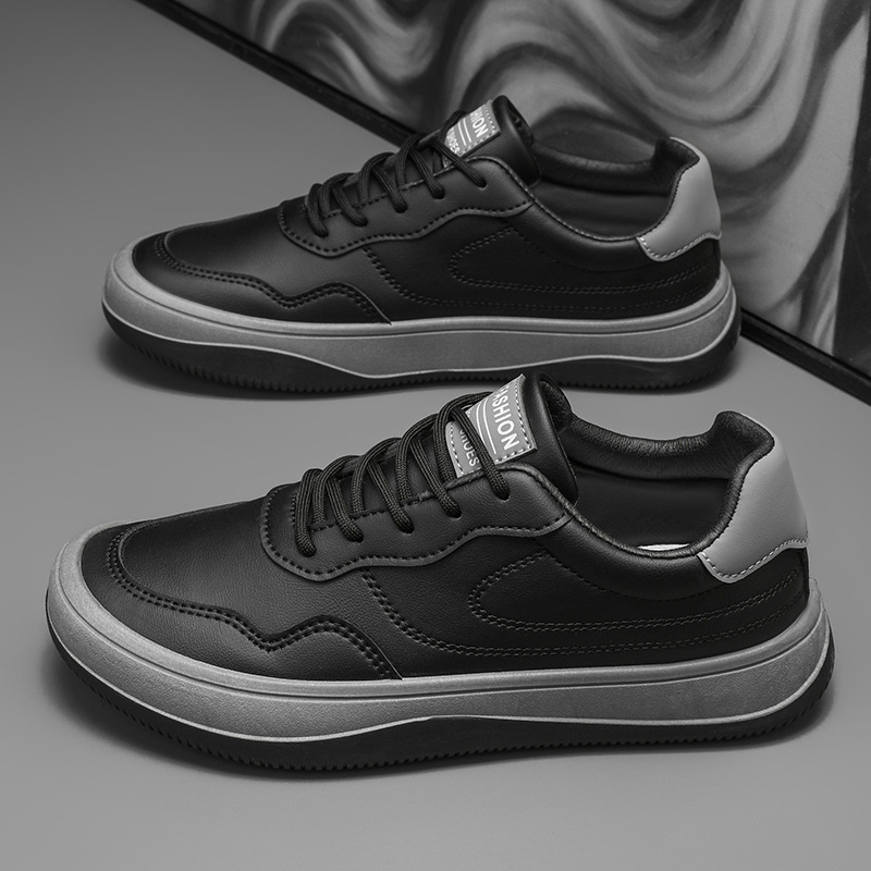 Hverdagssko: Hvide low top sneakers til herre med snørebånd for let og åndbar komfort.