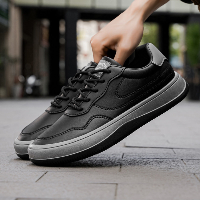 Detaljeret billede af snørebånd på stilfulde sorte low top herresneakers i læder.