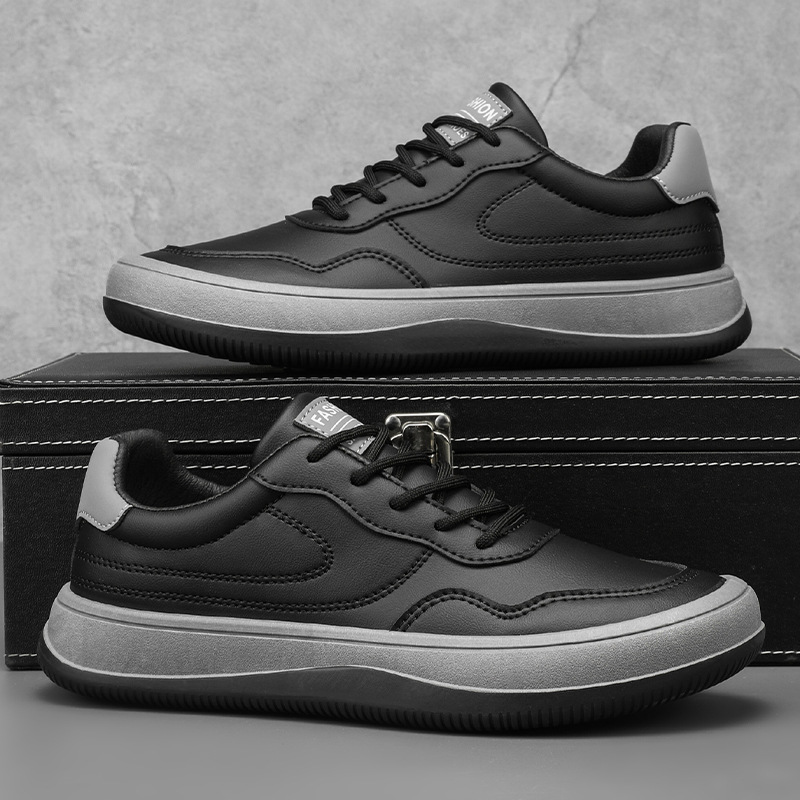 Sorte low top herresneakers med snørebånd. Komfortable og stilrene hverdagssko.