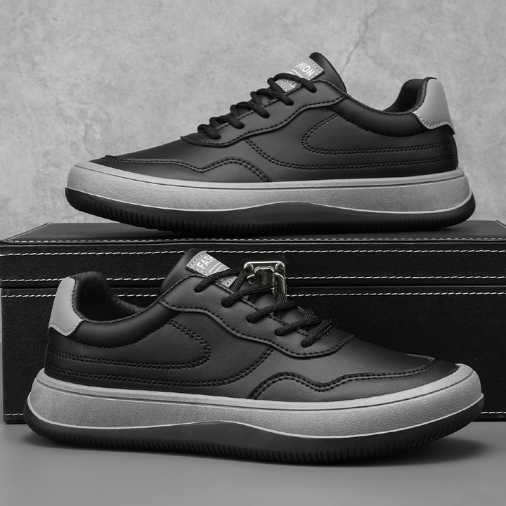 Sorte low top herresneakers med snørebånd. Komfortable og stilrene hverdagssko.