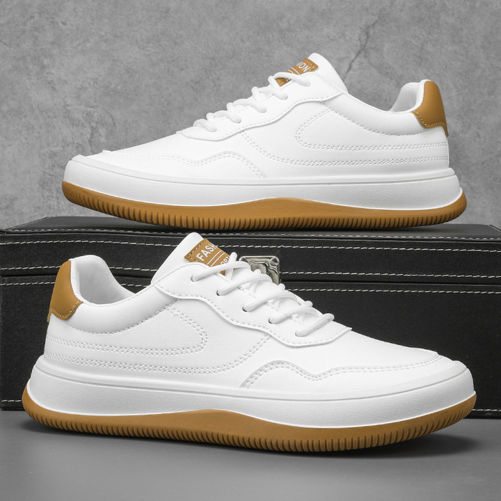 Hvide low top herresneakers med snørebånd for stilfuld komfort hele dagen.