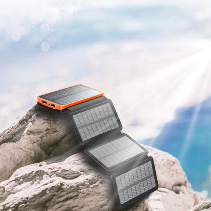 Solcelledrevet powerbank 25000mAh med fire solpaneler, LED'er, robust design til udendørs eventyr og hurtig opladning.