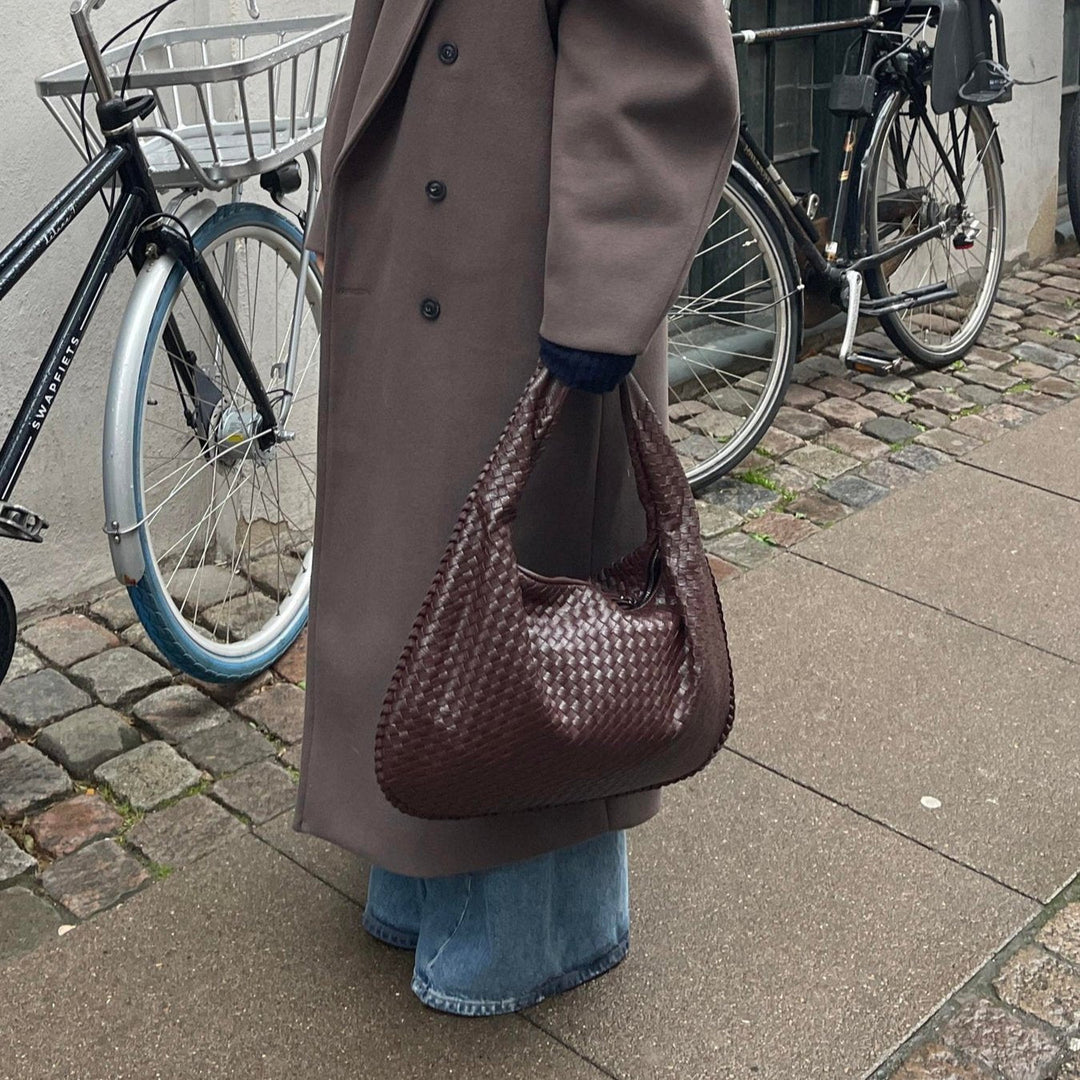 Stilfuld ChicTote hverdagstaske i sort. Praktisk dametaske med organisering og god plads.