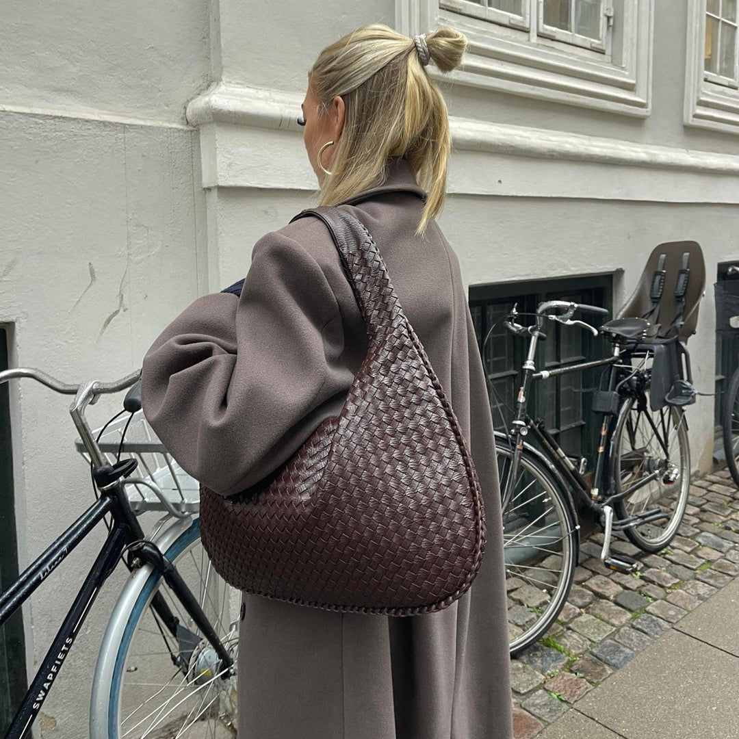 Elegant kaffe ChicTote skuldertaske til kvinder. Mode accessory for et organiseret look.