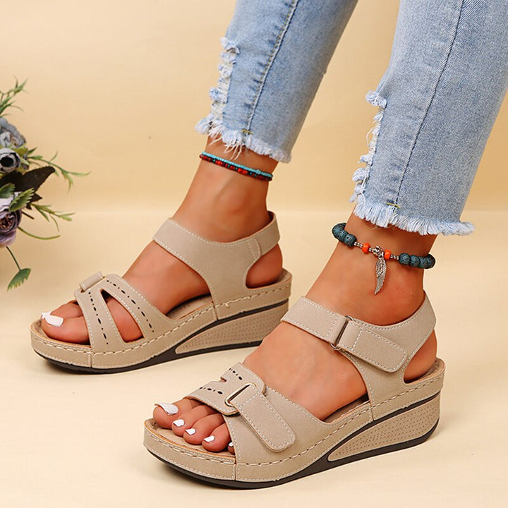 Dame sommersandal i beige, flad, komfortabel og med fodstøtte for en god og stabil gåtur.