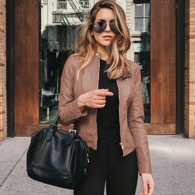 Moderne kvindejakke i sort læder med stilfuld slim fit; ideel for et sofistikeret look.
