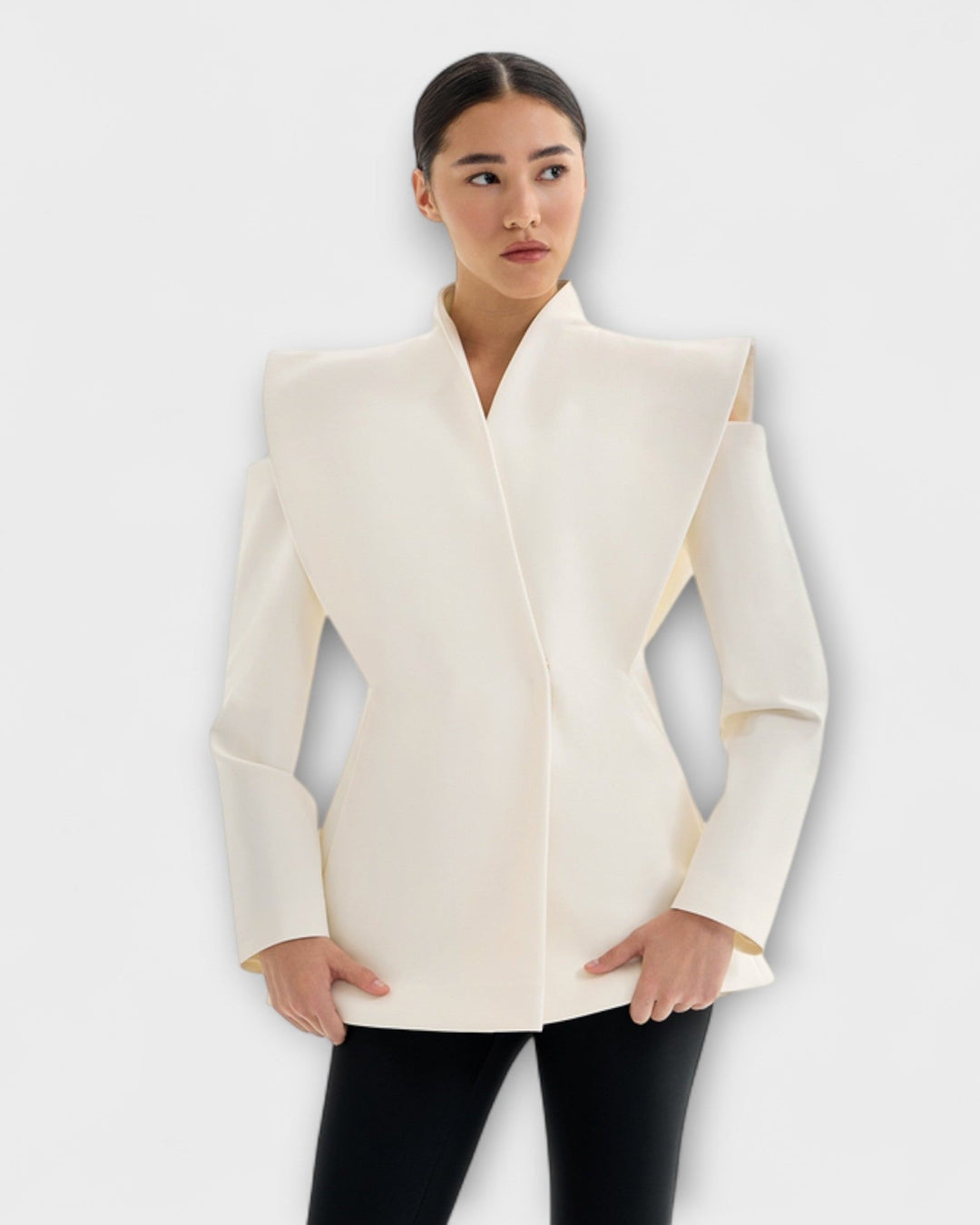 Sort dameblazer med skulpturelle skuldre, elegant og tidløs for kvindemode og arbejdstøj.