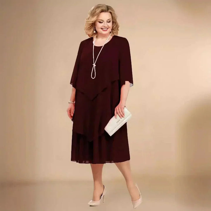 Rød plus size selskabskjole med asymmetriske lag i let chiffon. Stilfuld og komfortabel damekjole.
