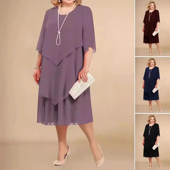 Stilfuld plus size chiffon kjole med asymmetriske lag. En elegant og komfortabel damekjole til fest og selskab.