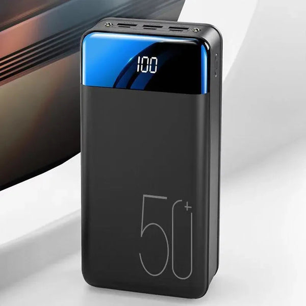 Sort EnergyCore Universel Powerbank med hurtigopladning og ekstra lang batteritid til mobiloplader.