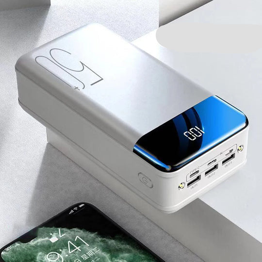 Kompakt EnergyCore universel powerbank holdes i hånden. Ekstern batteri med bærbar strøm og hurtigopladning.