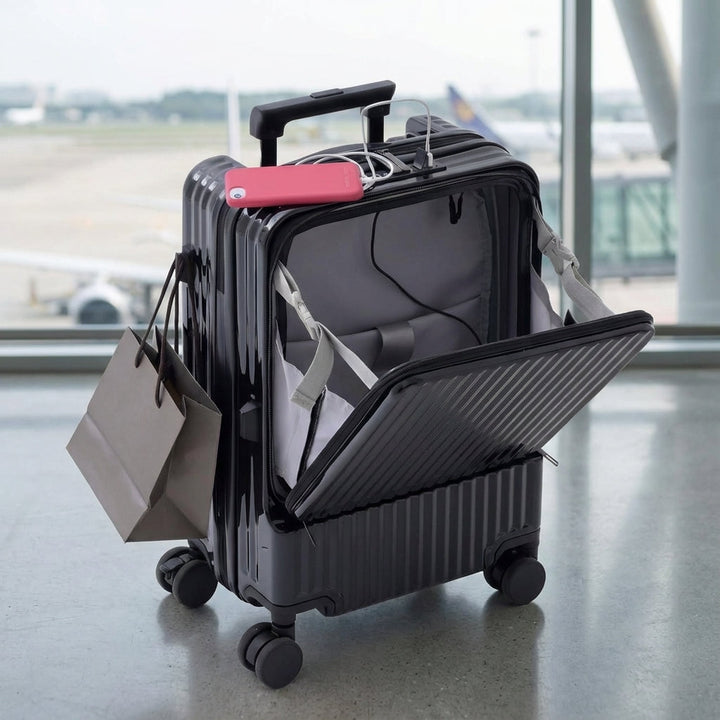 Sort håndbagage kuffert med frontåbning, ideel til hurtig adgang på rejsen og letvægts design.