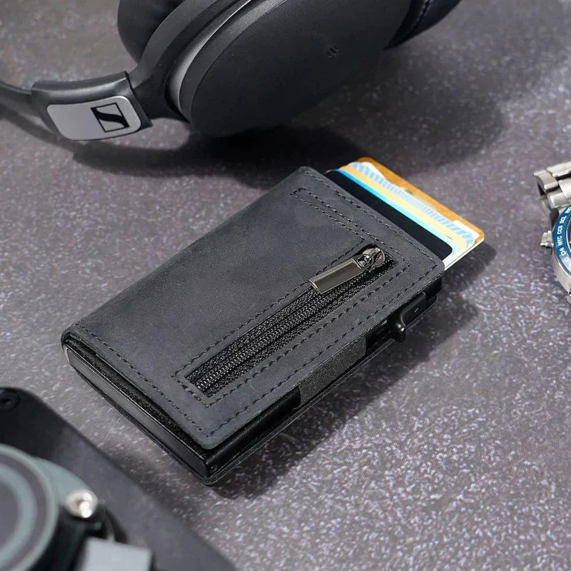 Sikker kreditkortpung til mænd. Kompakt sort pung med RFID-beskyttelse og slide-funktion.