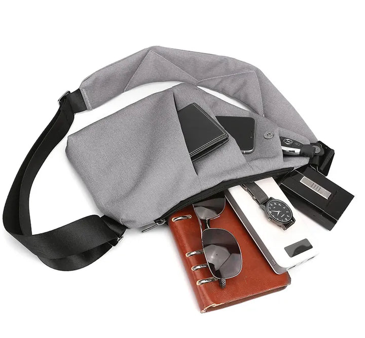 Detaljebillede af en sort mini crossbody taske, designet som en tyverisikker rejsetaske.