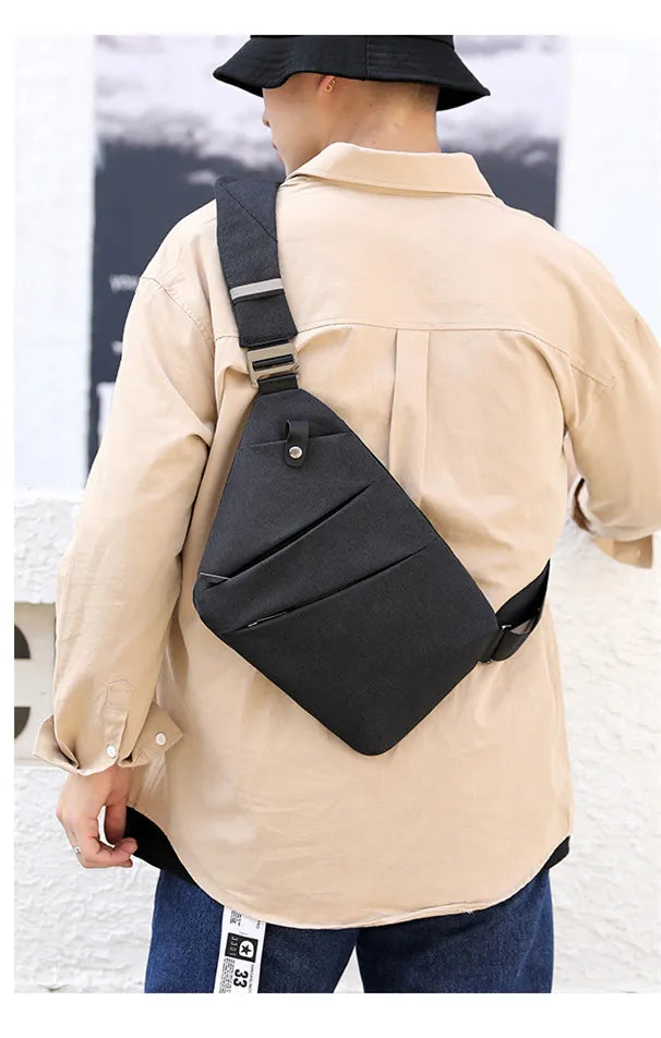 Indvendig visning af organiseret rejsetaske, sort mini crossbody med flere rum.
