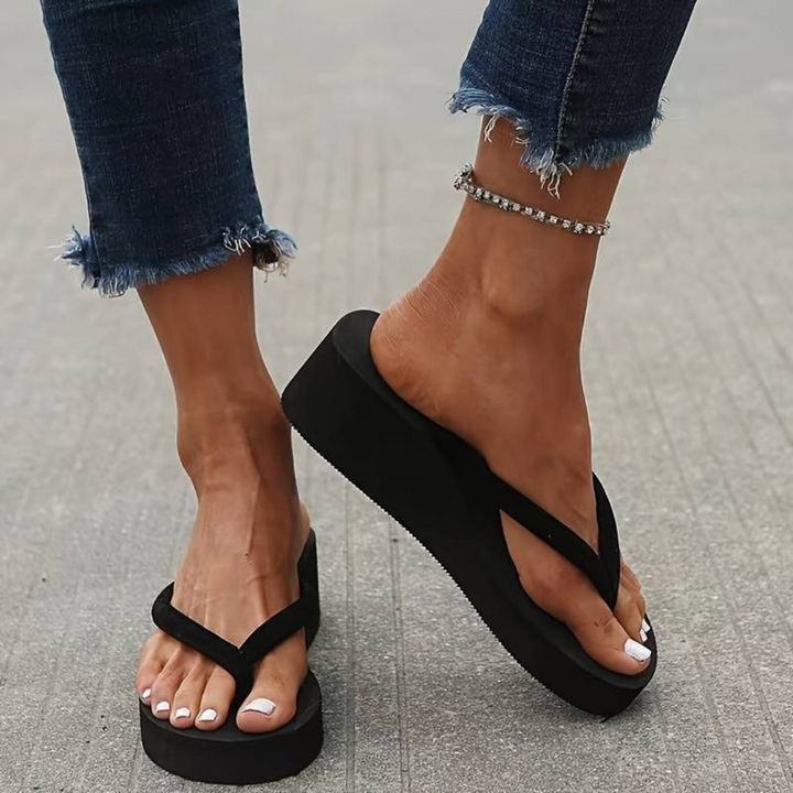 Sorte dame kilehæl flip-flops, komfortable slip-on sandaler perfekte til sommer, strand og fritid.
