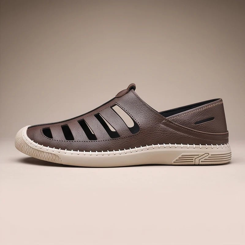 Brune komfortable herre sandaler med lukkede tæer, ventileret design, ideelle som sommerfodtøj.